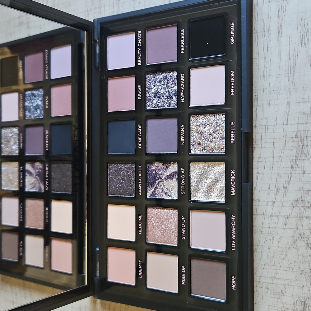Huda Beauty Pretty Grunge Palette